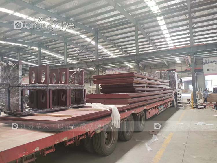 山東智慧公交站正在裝車