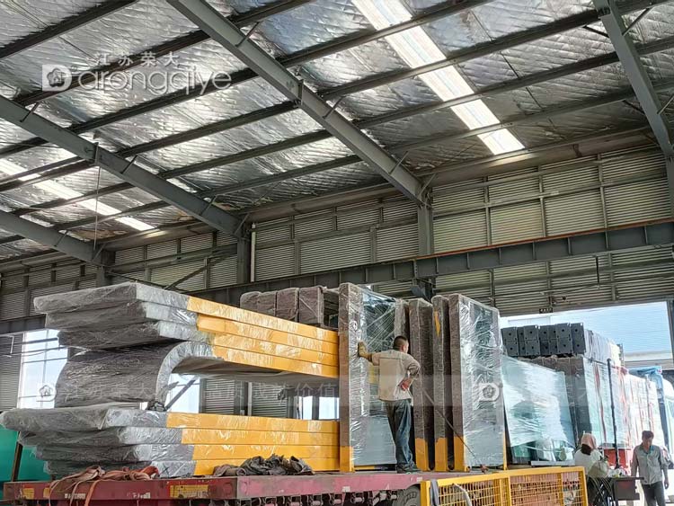 河南智慧候車亭正在裝車